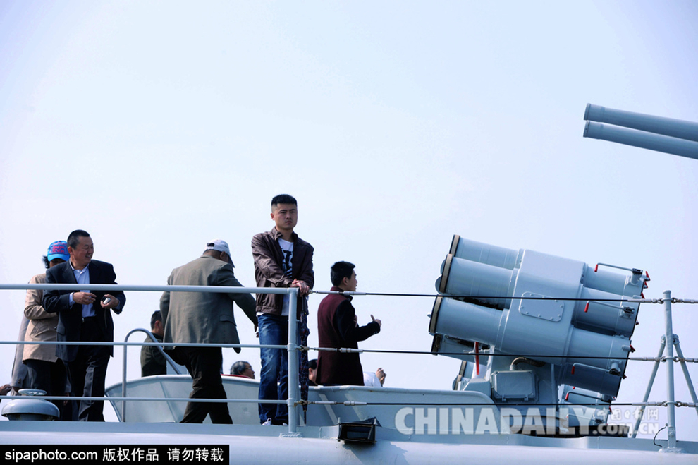 青岛海军舰艇开放日庆成立66周年 数千市民登舰参观