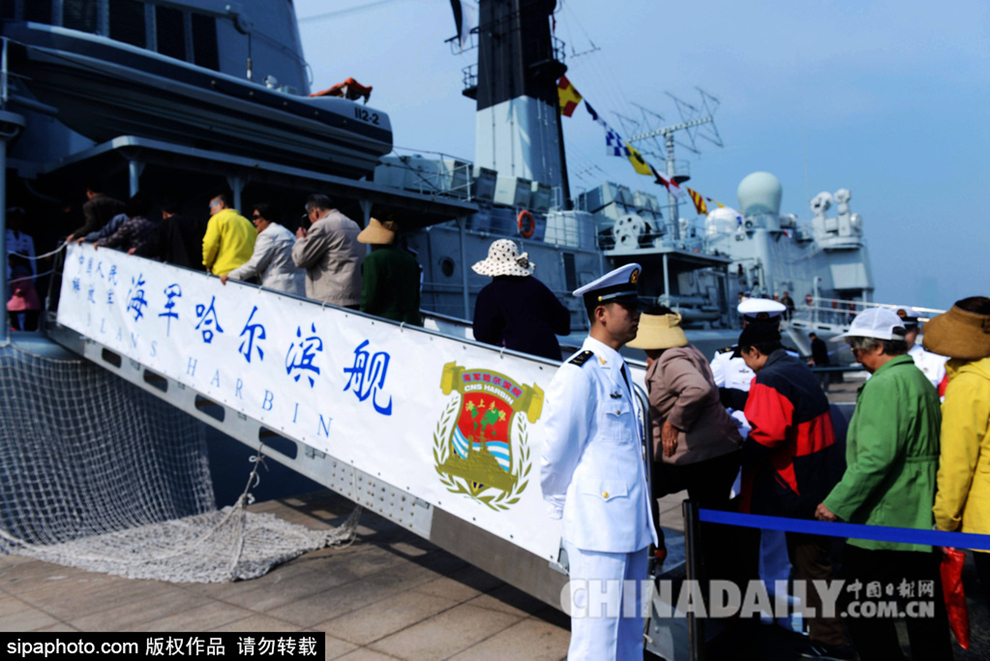 青岛海军舰艇开放日庆成立66周年 数千市民登舰参观