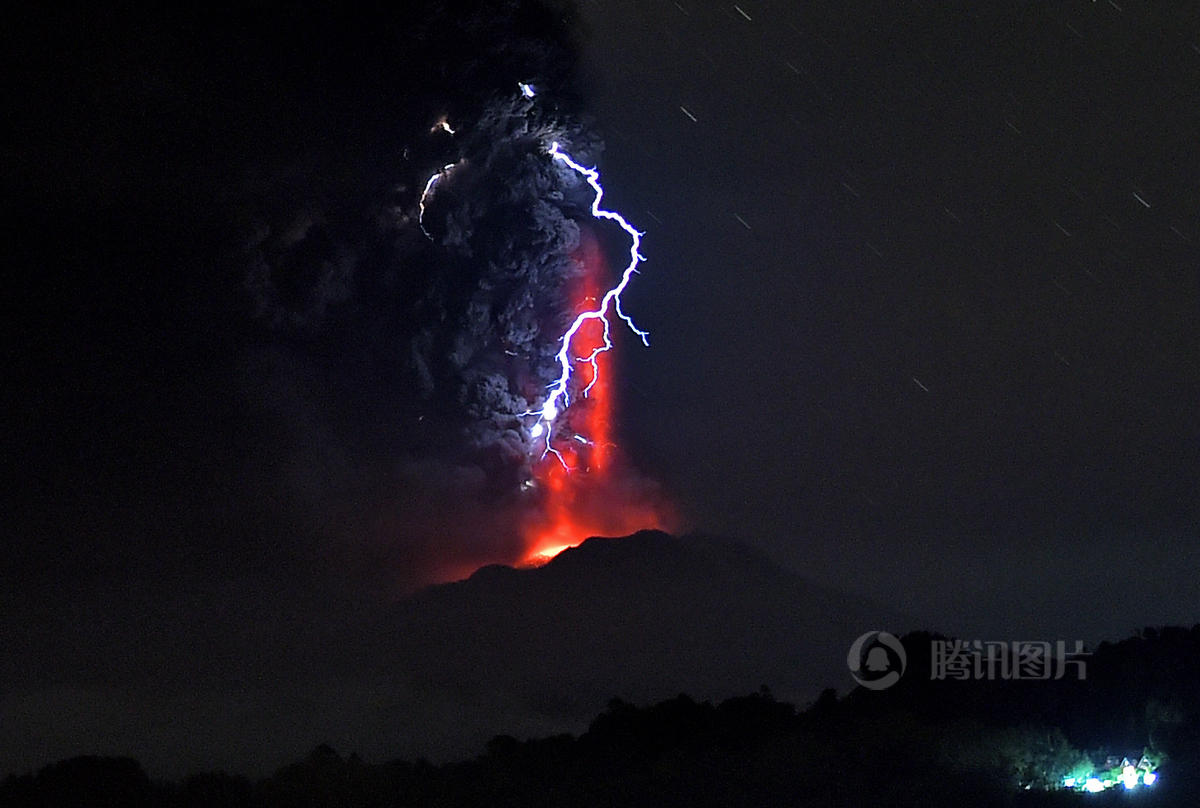 智利火山喷发口现壮美闪电云