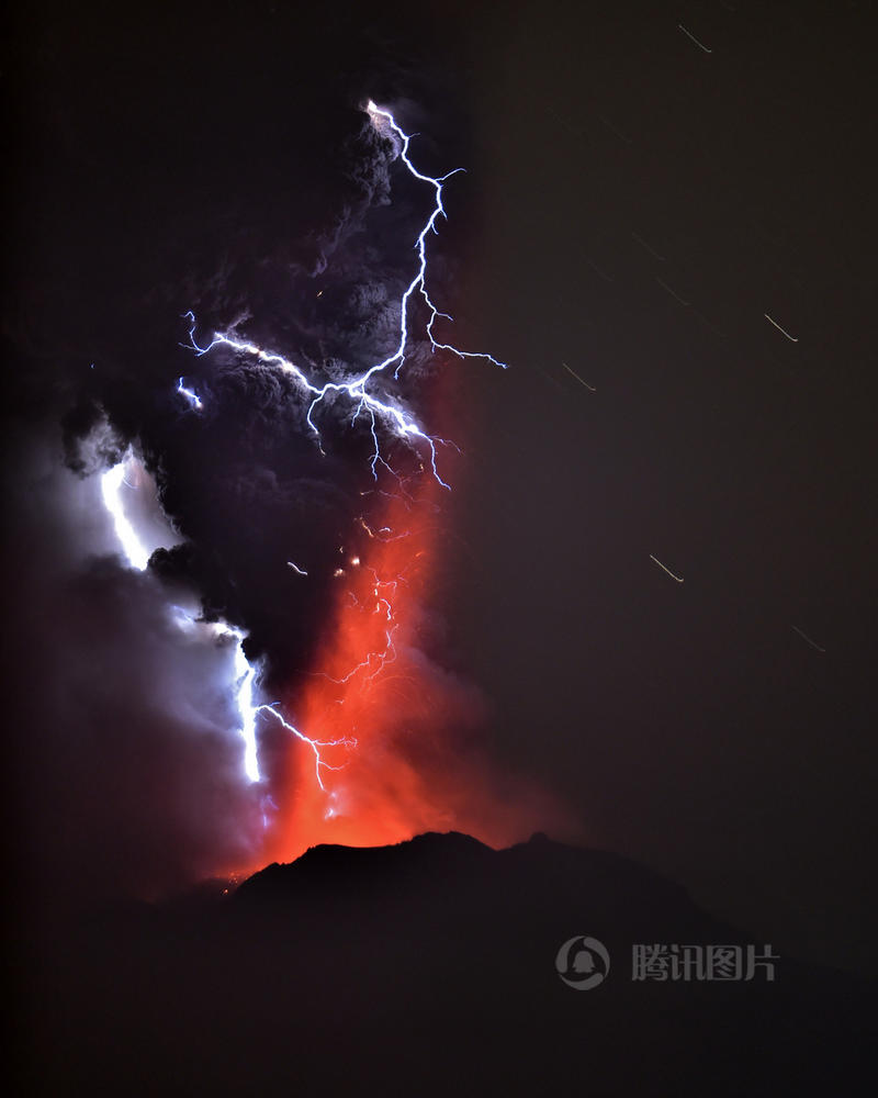 智利火山喷发口现壮美闪电云