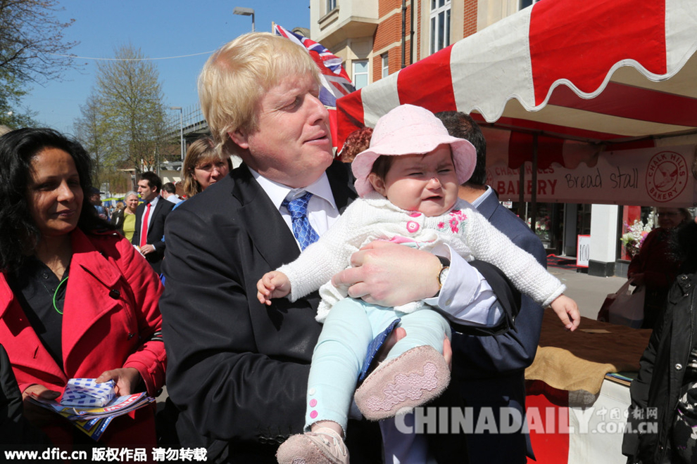 伦敦市长为竞选造势 秀亲民吓哭小宝宝