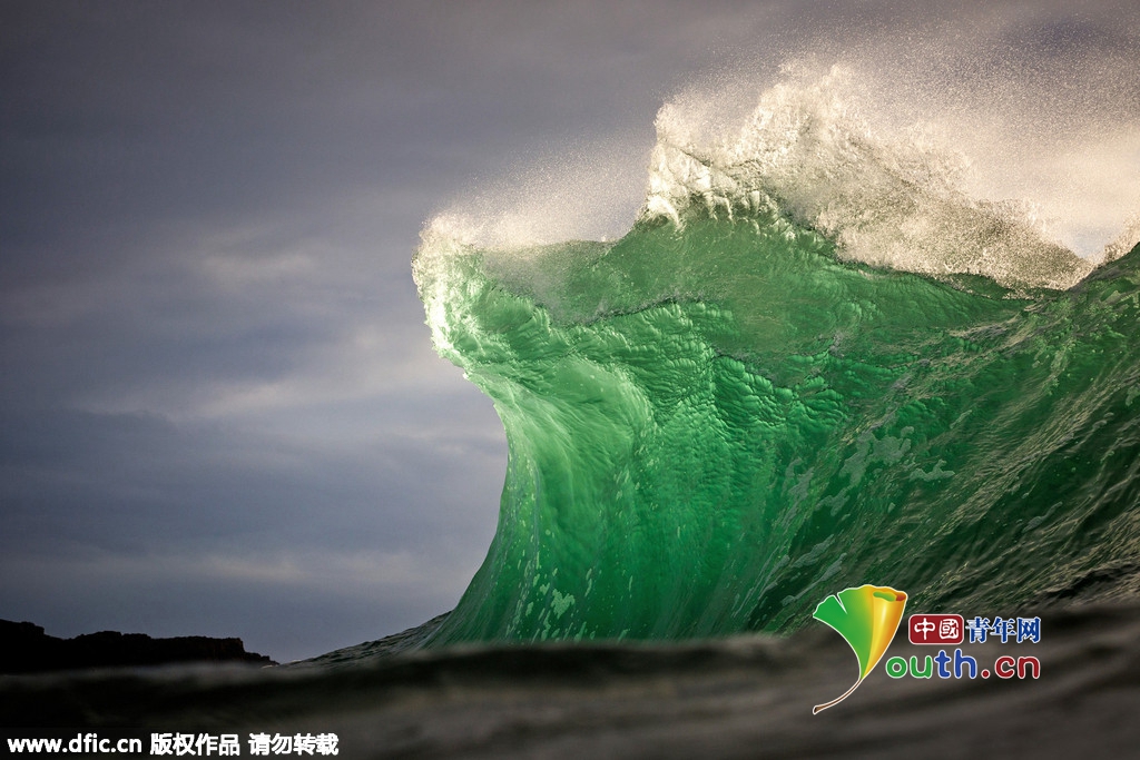 澳大利亚摄影师抓拍海浪翻滚精彩瞬间