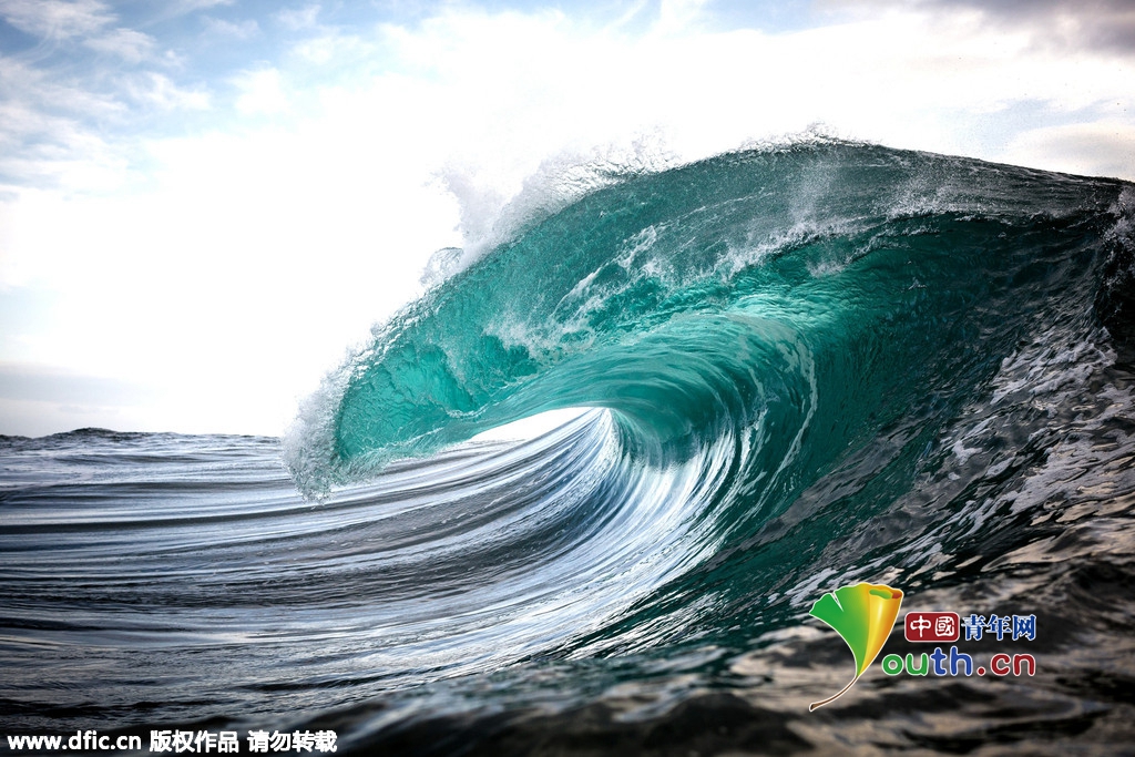 澳大利亚摄影师抓拍海浪翻滚精彩瞬间
