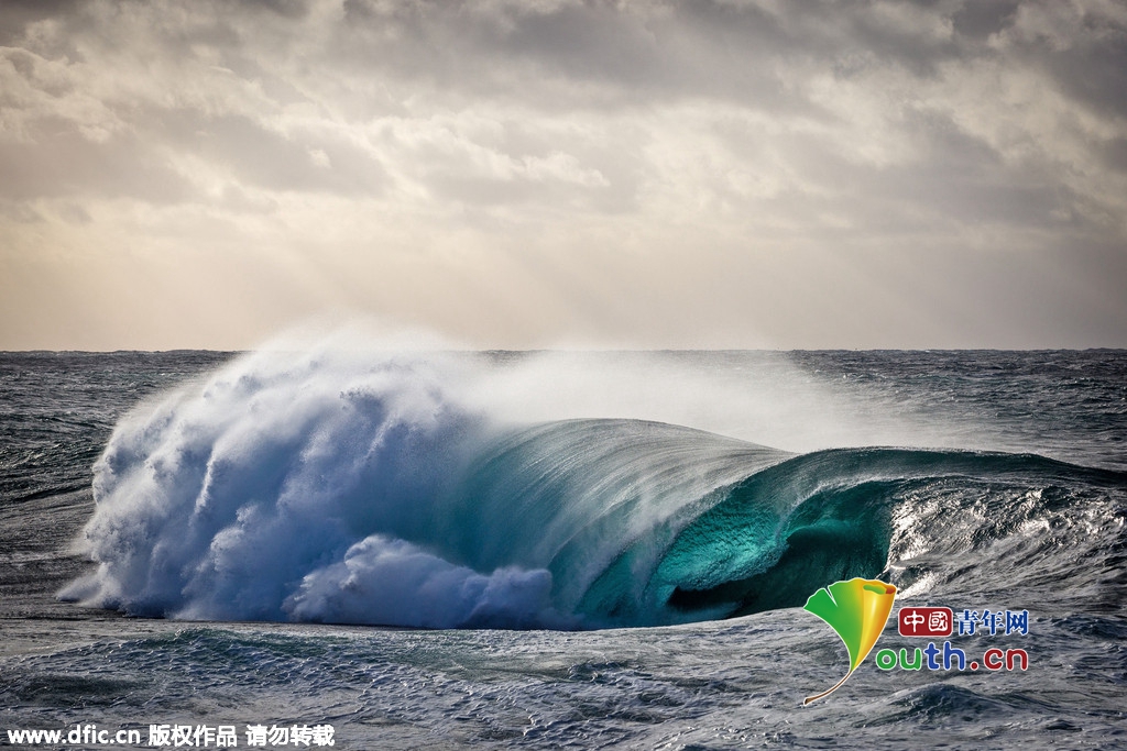 澳大利亚摄影师抓拍海浪翻滚精彩瞬间