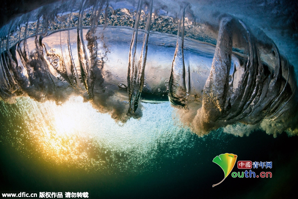 澳大利亚摄影师抓拍海浪翻滚精彩瞬间