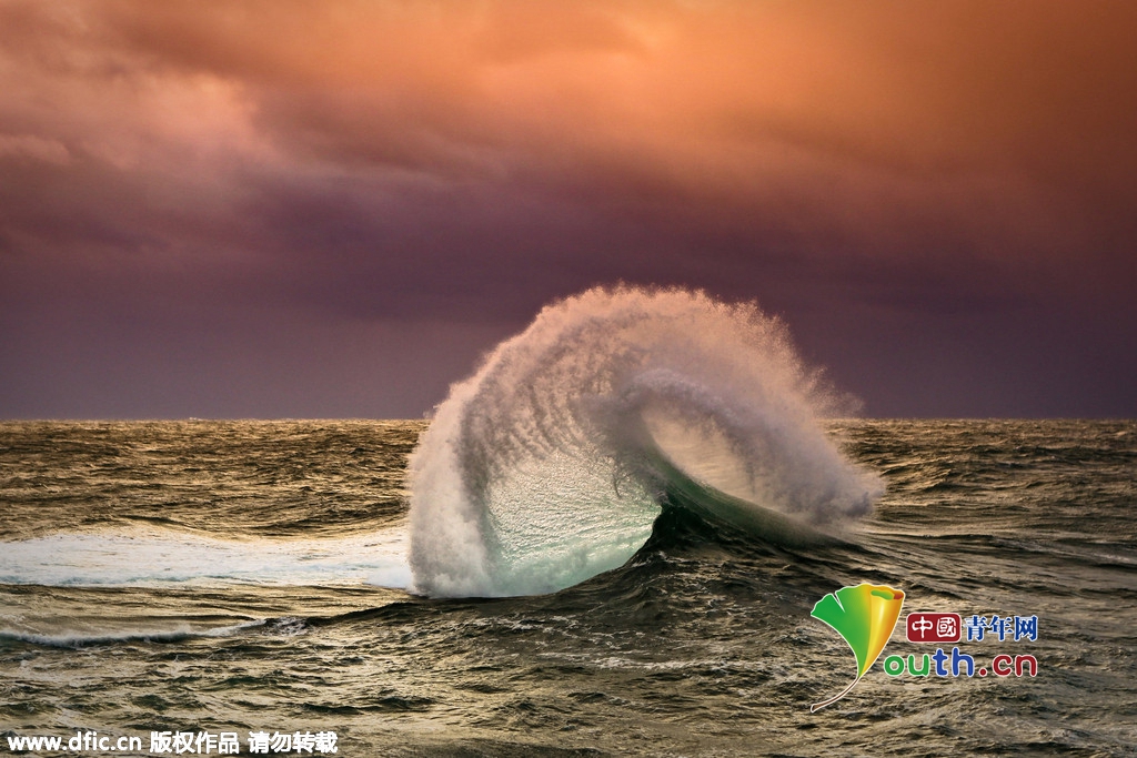 澳大利亚摄影师抓拍海浪翻滚精彩瞬间