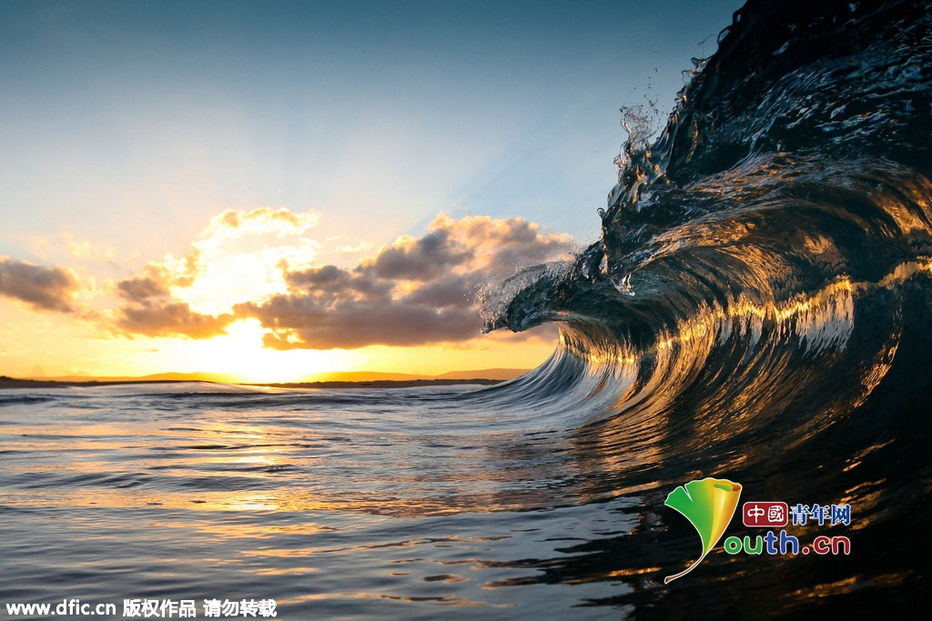 澳大利亚摄影师抓拍海浪翻滚精彩瞬间