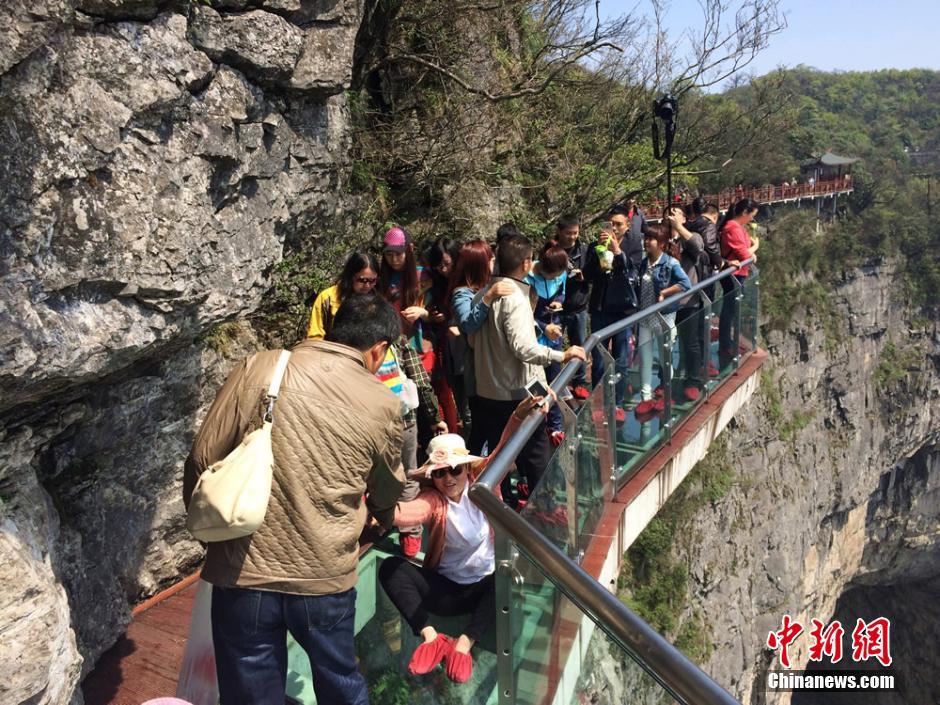 张家界天门山新增玻璃栈道 游客步步惊心