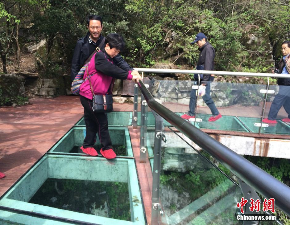 张家界天门山新增玻璃栈道 游客步步惊心