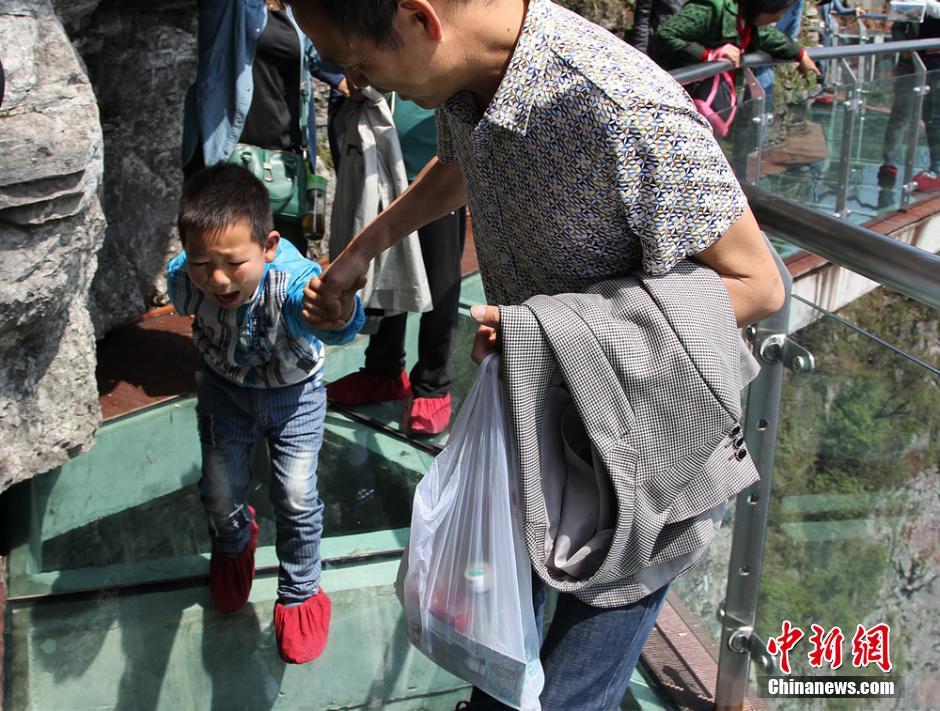 张家界天门山新增玻璃栈道 游客步步惊心