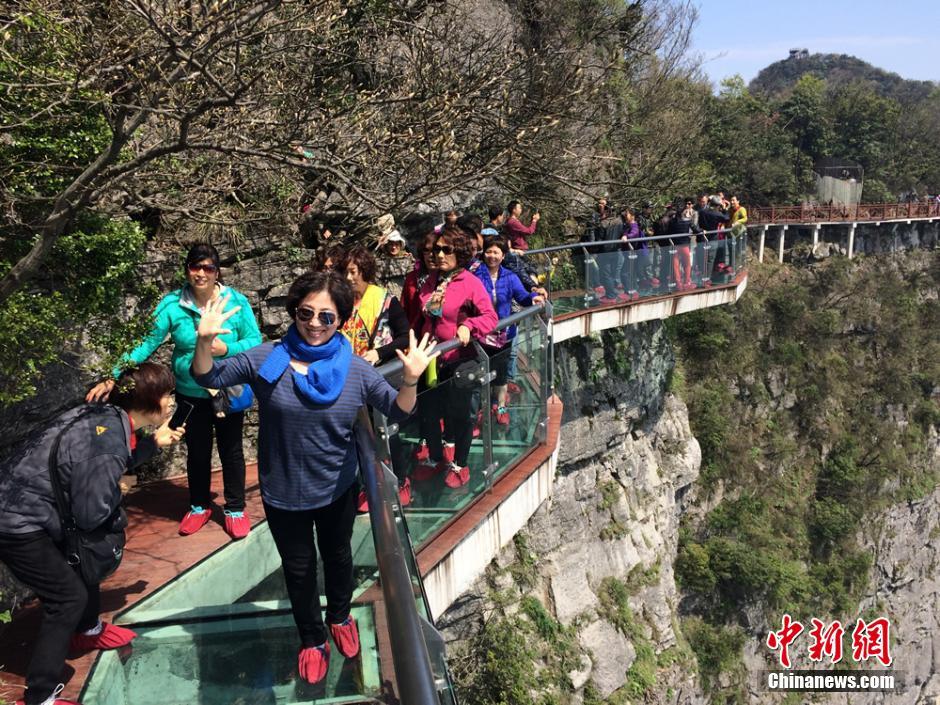 张家界天门山新增玻璃栈道 游客步步惊心