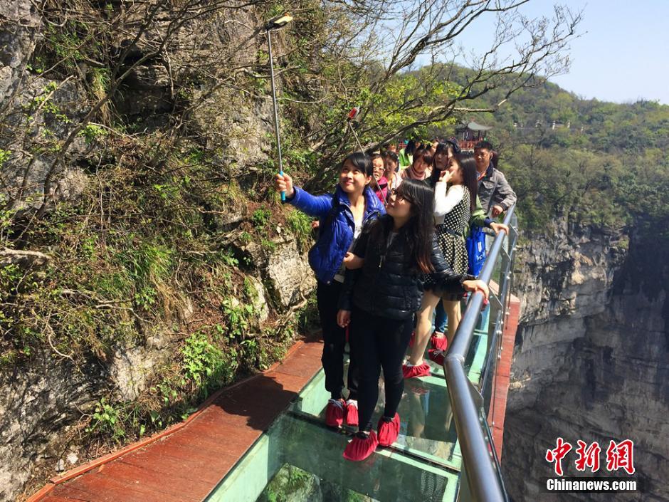 张家界天门山新增玻璃栈道 游客步步惊心