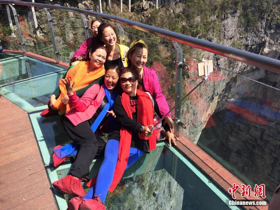 张家界天门山新增玻璃栈道 游客步步惊心