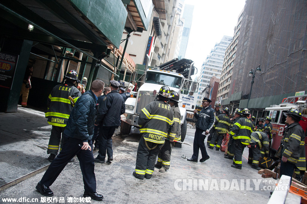纽约曼哈顿建筑工地吊车发生事故 致1人死亡[
