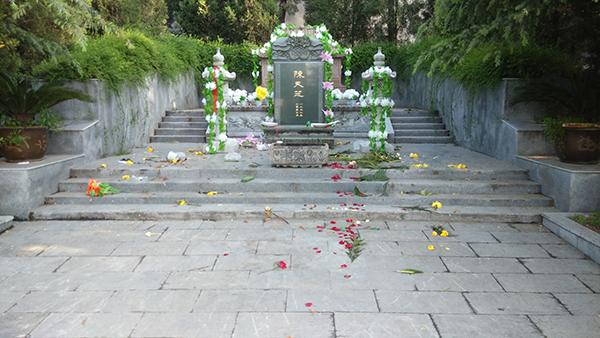 陕西一烈士陵园现豪华墓 前副省长夫人墓超80平