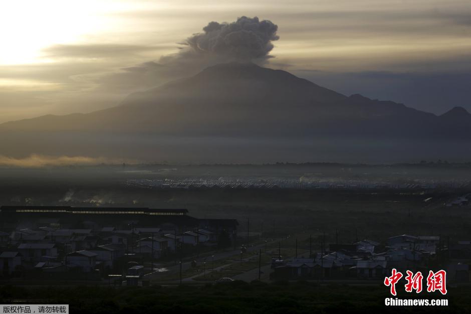 智利卡尔布科火山持续喷发浓烟冲天