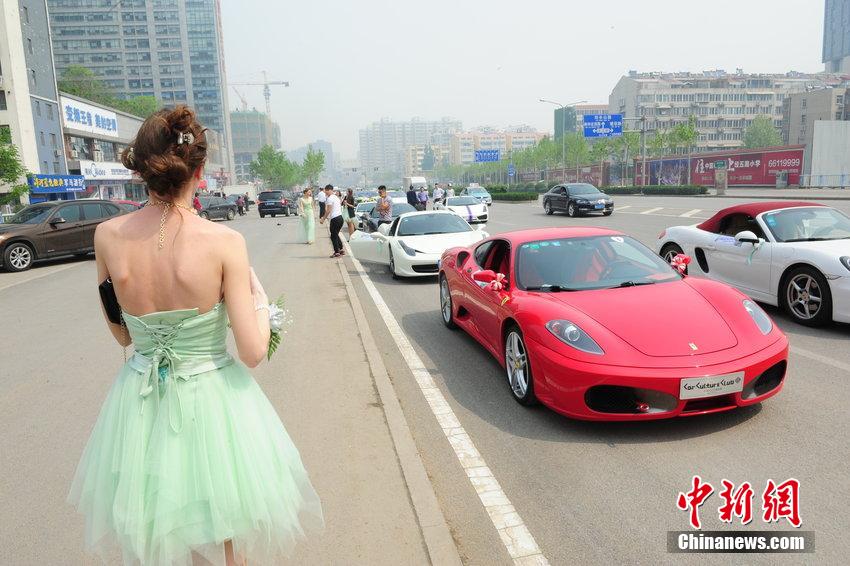 济南现豪华迎亲车队 三十余辆超跑引围观