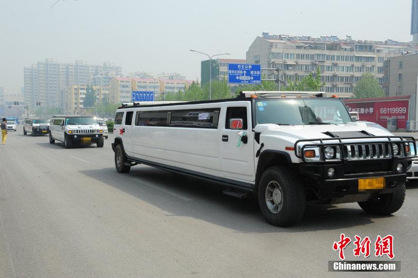济南现豪华迎亲车队 三十余辆超跑引围观