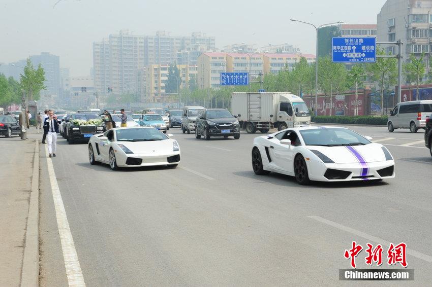 济南现豪华迎亲车队 三十余辆超跑引围观