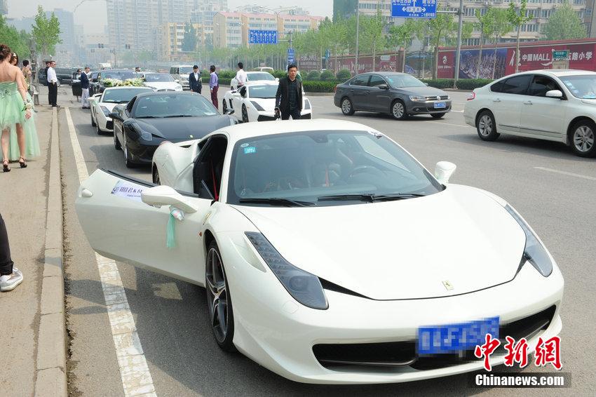 济南现豪华迎亲车队 三十余辆超跑引围观