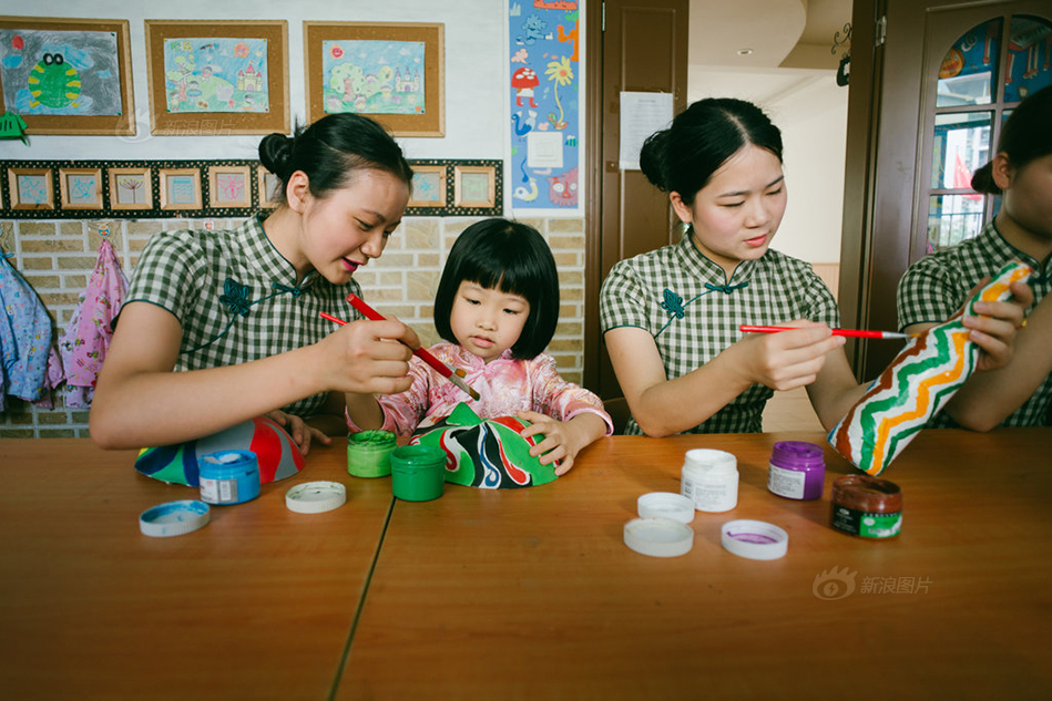 广东幼儿园老师穿旗袍上课 尽显民国范儿