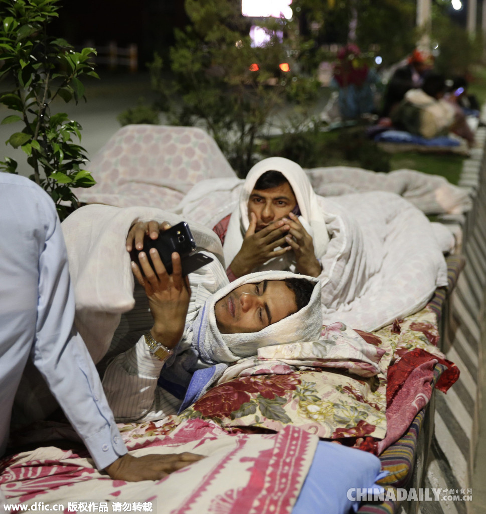 尼泊尔发生地震 民众露宿街头睡觉