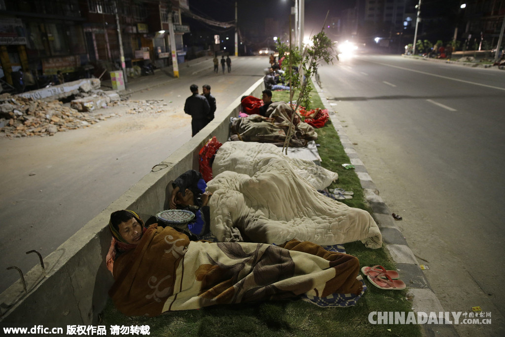 尼泊尔发生地震 民众露宿街头睡觉