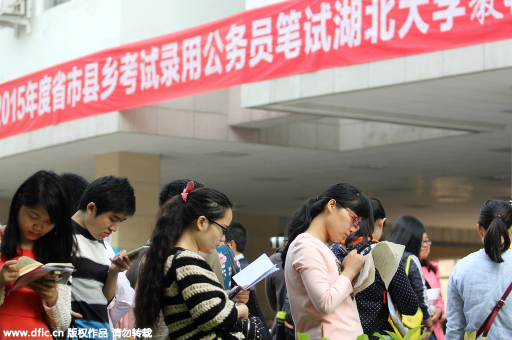 武汉10万人竞逐5700公务员岗位 考生进场人潮涌动