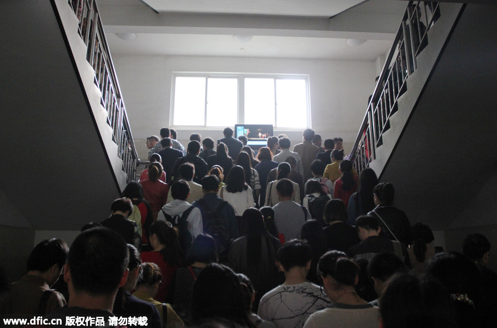 武汉10万人竞逐5700公务员岗位 考生进场人潮涌动