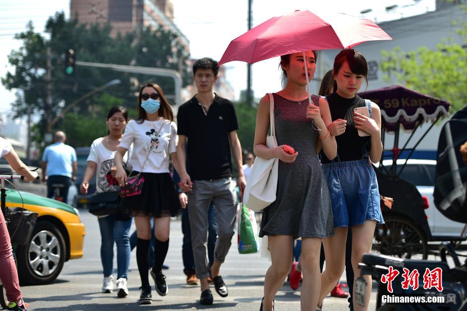 京城气温创历史同期新高 市民夏装出行