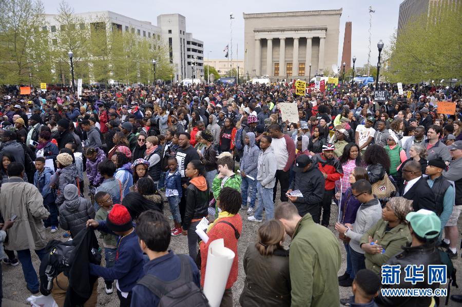 美国民众持续示威抗议警察暴力执法