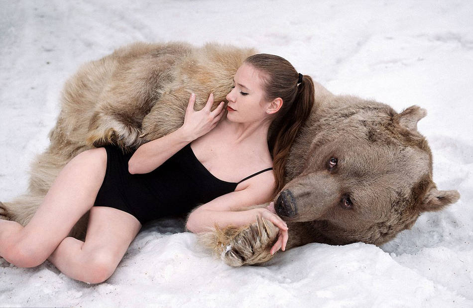 俄女模与棕熊拍写真反猎杀