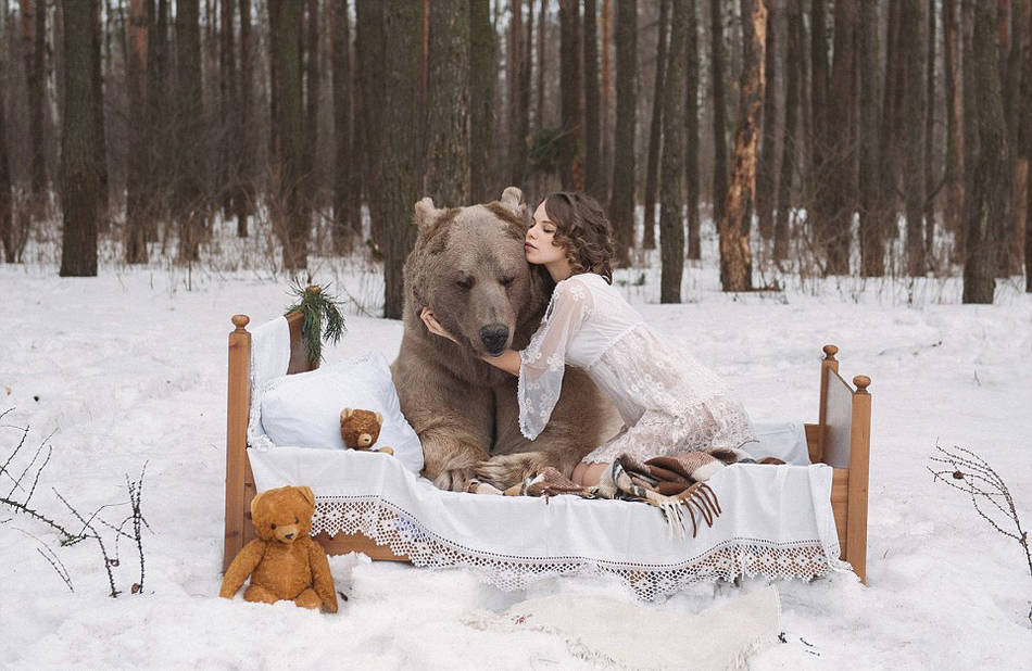 俄女模与棕熊拍写真反猎杀