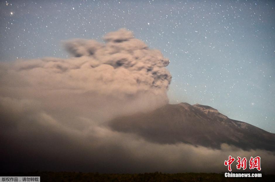 智利火山喷发火山灰漫天 覆盖城镇