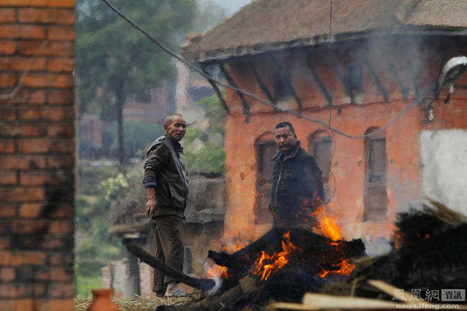 尼泊尔：民众野外焚烧亲人遗体
