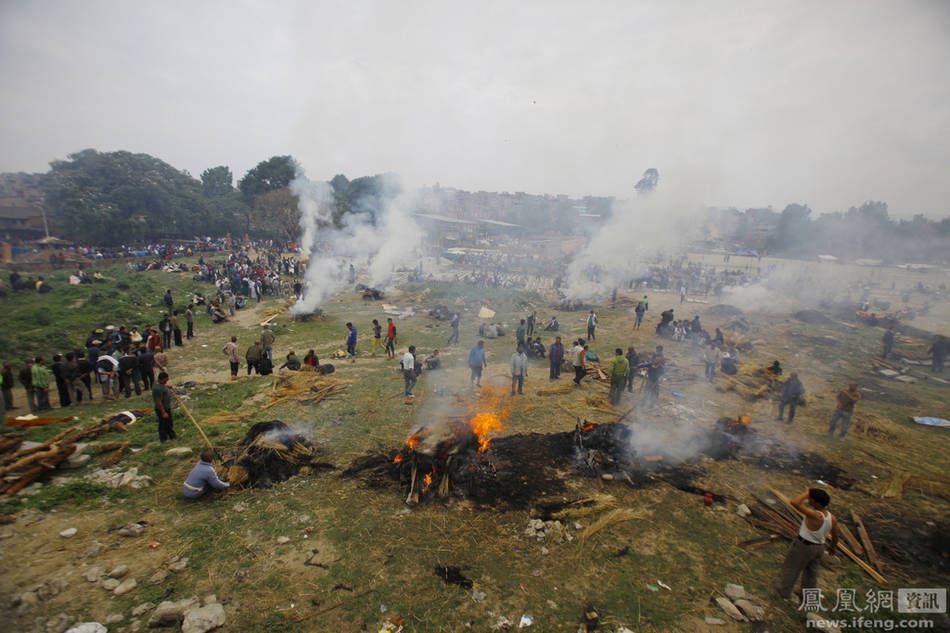 尼泊尔：民众野外焚烧亲人遗体