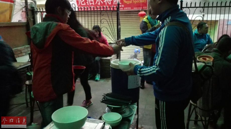 中国老板尼泊尔街头发放免费粥