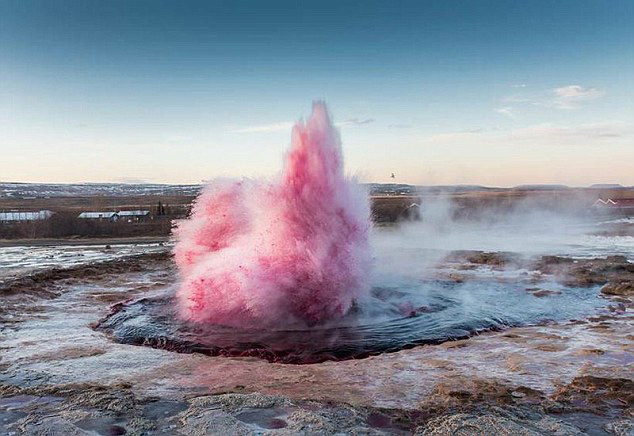 智利艺术家染红冰岛天然温泉被拘