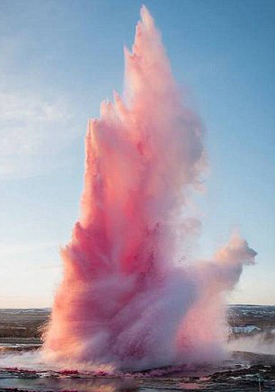智利艺术家染红冰岛天然温泉被拘
