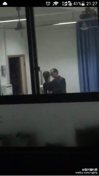重庆一中学老师与女生发生不雅行为