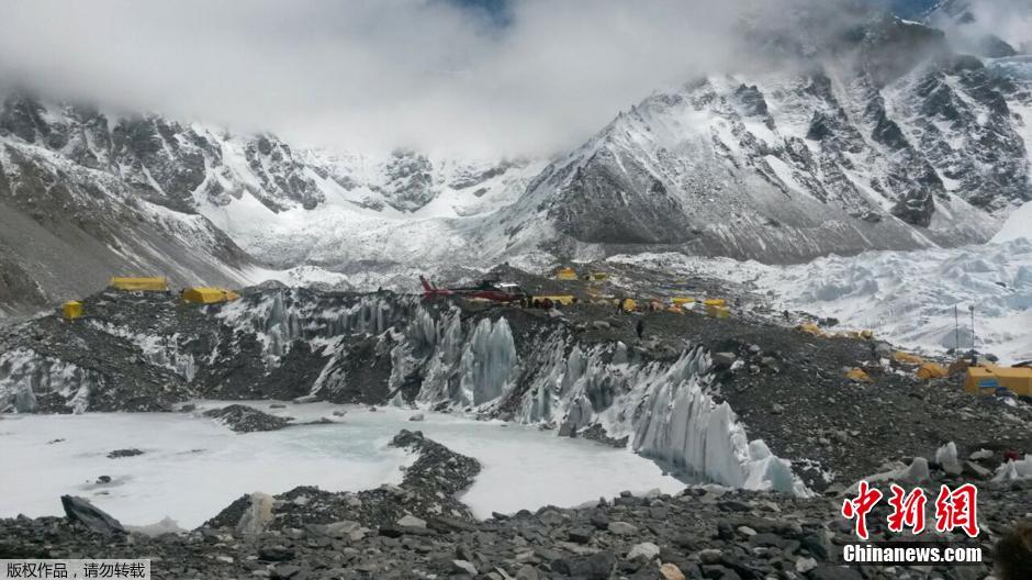 救援直升机抵珠峰高处营地 转移受困者至大本营
