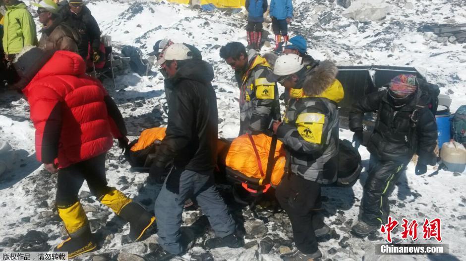 救援直升机抵珠峰高处营地 转移受困者至大本营