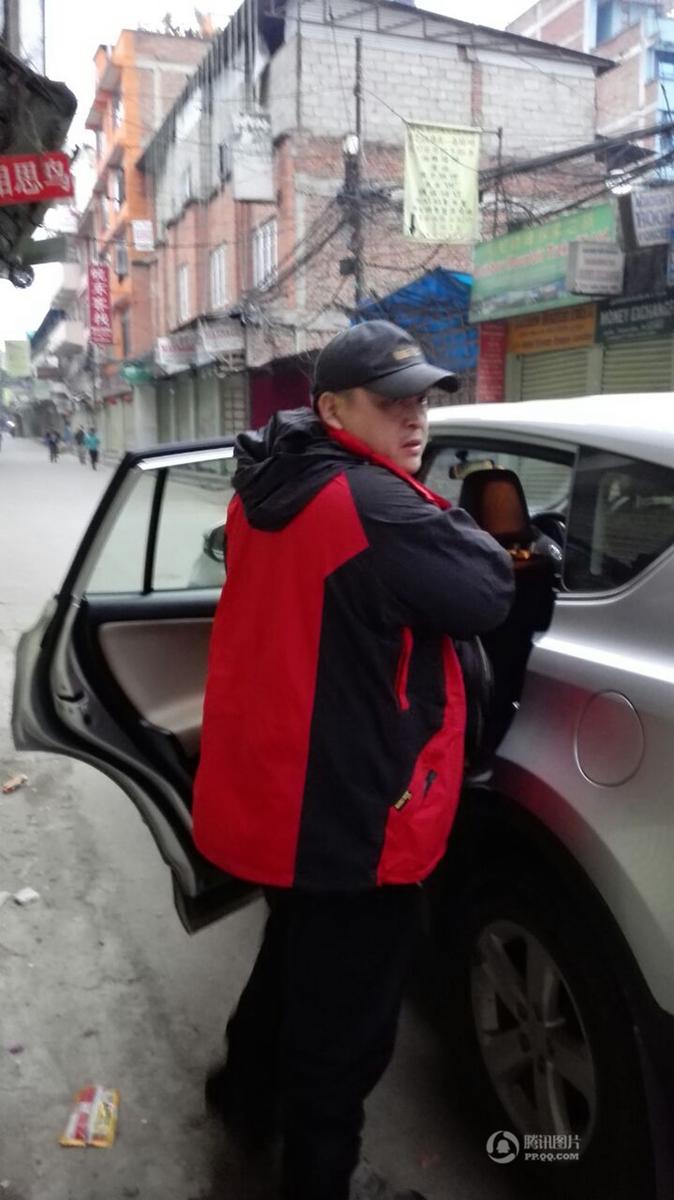 “中国好老板”尼泊尔街头免费发粥 救助游客