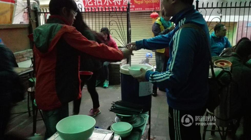 “中国好老板”尼泊尔街头免费发粥 救助游客