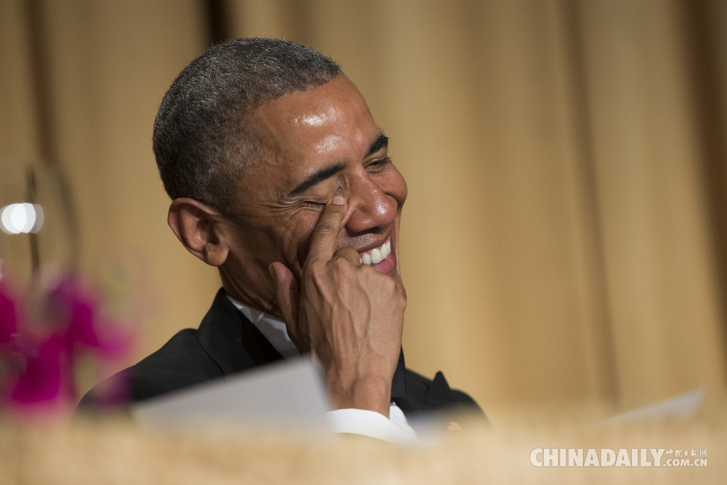 白宫年度记协晚宴：奥巴马遭黑人翻译抢镜