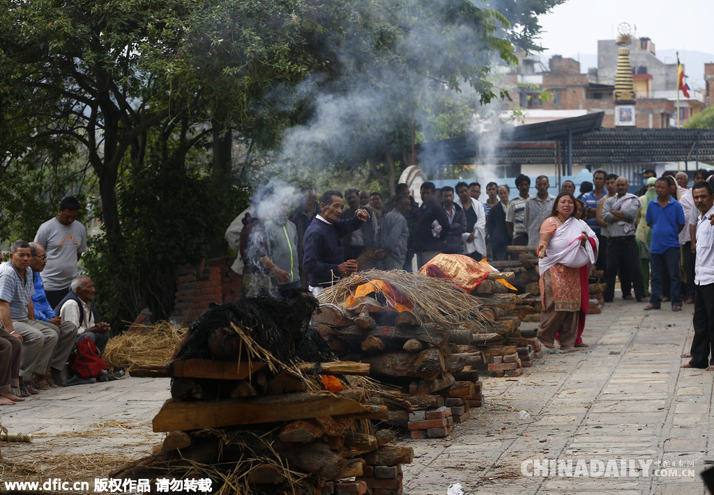 尼泊尔民众野外焚烧地震遇难亲人遗体