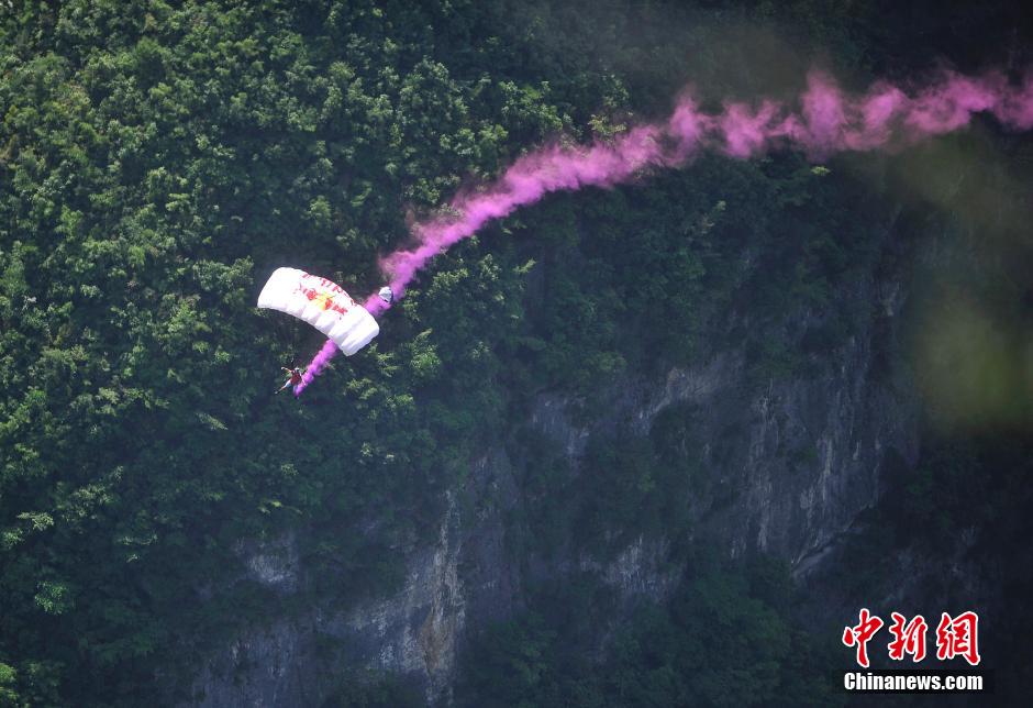 世界最长悬挑玻璃廊桥开放 美女模特穿古装“云端漫步”