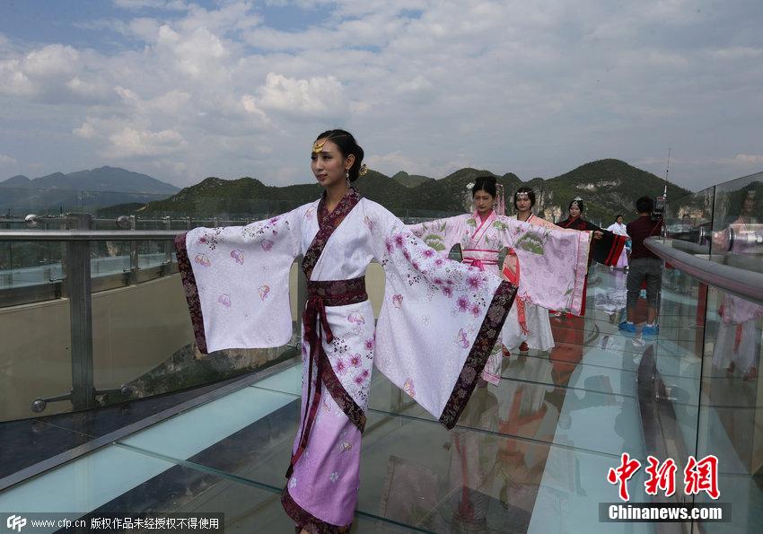 世界最长悬挑玻璃廊桥开放 美女模特穿古装“云端漫步”