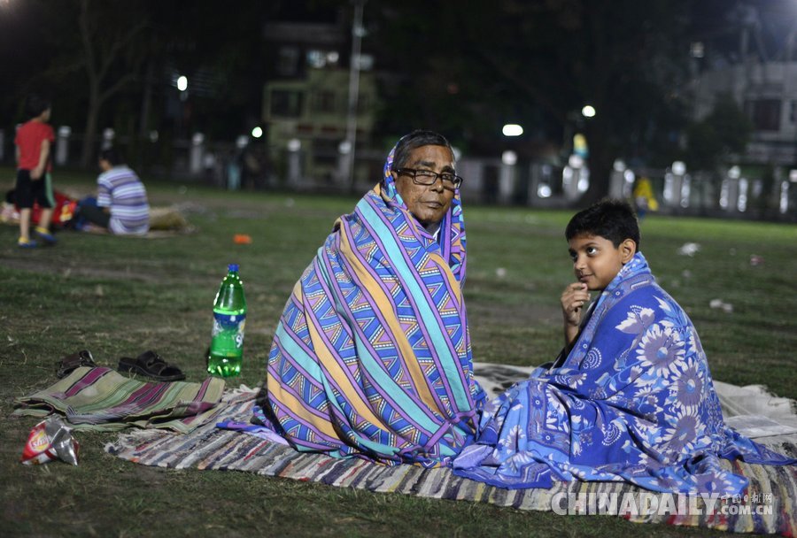 印度民众夜睡街头躲避余震危险