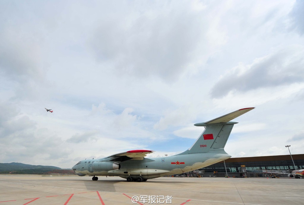 中国空军4架伊尔-76飞机投入尼泊尔抗震救灾